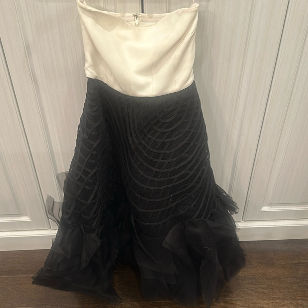 White and black color block strapless dress. Zipper in back.